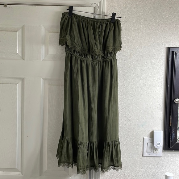 EXPRESS STRAPLESS LACE TRIM MIDI DRESS IN
OLIVE GREEN - Picture 4 of 4